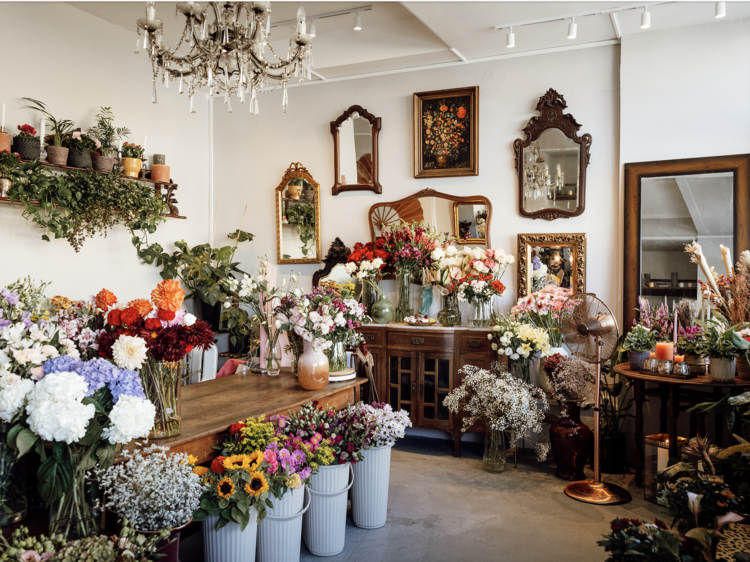 There is a new florist in Estoril, which is also an antique shop and meeting place