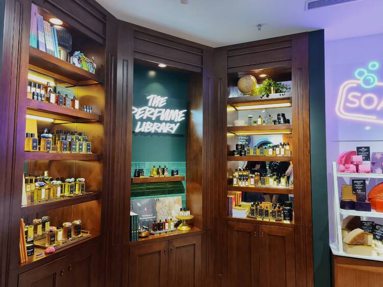 全港首間 Lush「香水圖書館」概念店開幕 匯聚齊全 Lush 香水、自家黑膠唱片及精選書籍 限時香氛壓花書籤體驗 全港首間 Lush「香水圖書館」概念店開幕 匯聚齊全 Lush 香水、自家黑膠唱片及精選書籍 限時香氛壓花書籤體驗