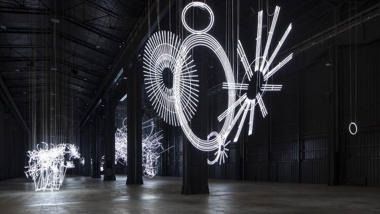 Cerith Wyn Evans – Formas no Espaço… através da Luz (no Tempo)