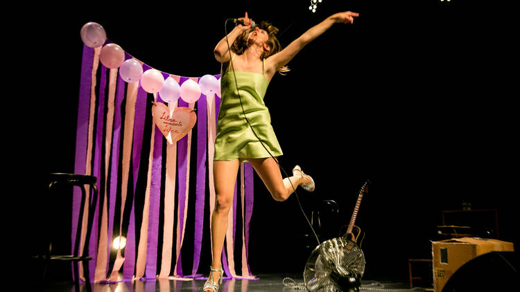 Veure com els carrers del Poblenou es converteixen en un teatre