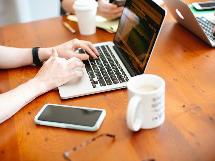 Pagar para trabalhar? Há cafés em Lisboa onde ligar o computador custa dinheiro