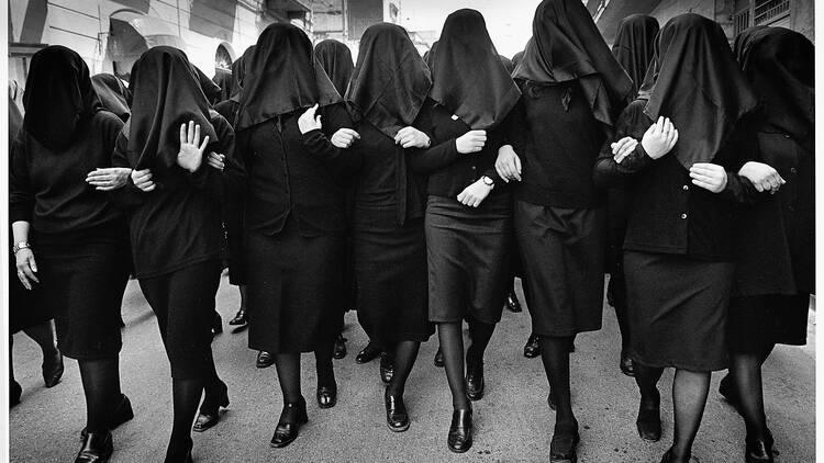 Cristina García Rodero. 'Duelo. Canosa di Puglia. Italia' (Serie 'Entre el cielo y la tierra'), 2000. Colección CA2M ©VEGAP Madrid 2025