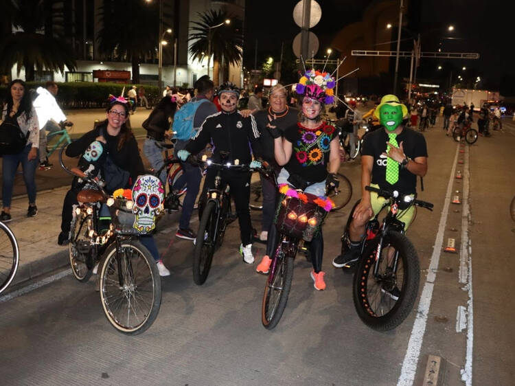 Paseo nocturno en bicicleta Día de Muertos 2025