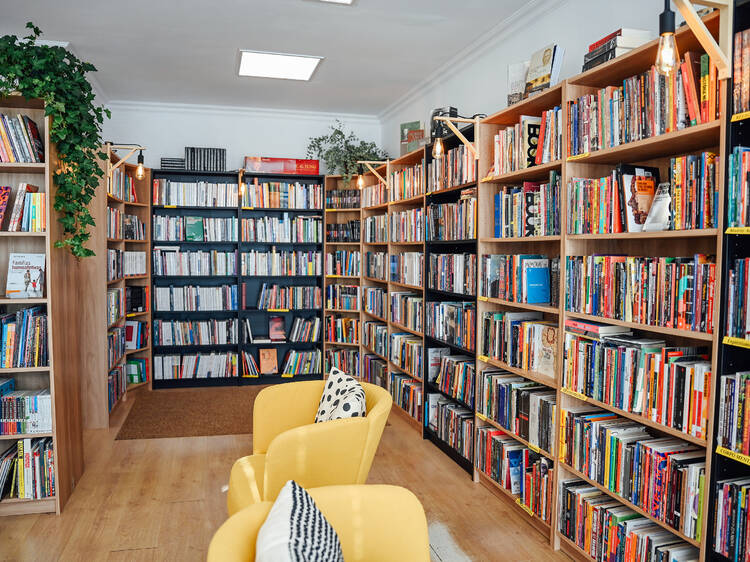 Há uma nova livraria na cidade (que só tem autores lusófonos lá dentro)