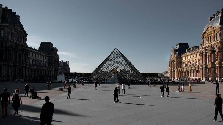 Braquage au musée du Louvre : des bijoux dérobés, le musée fermé ce dimanche