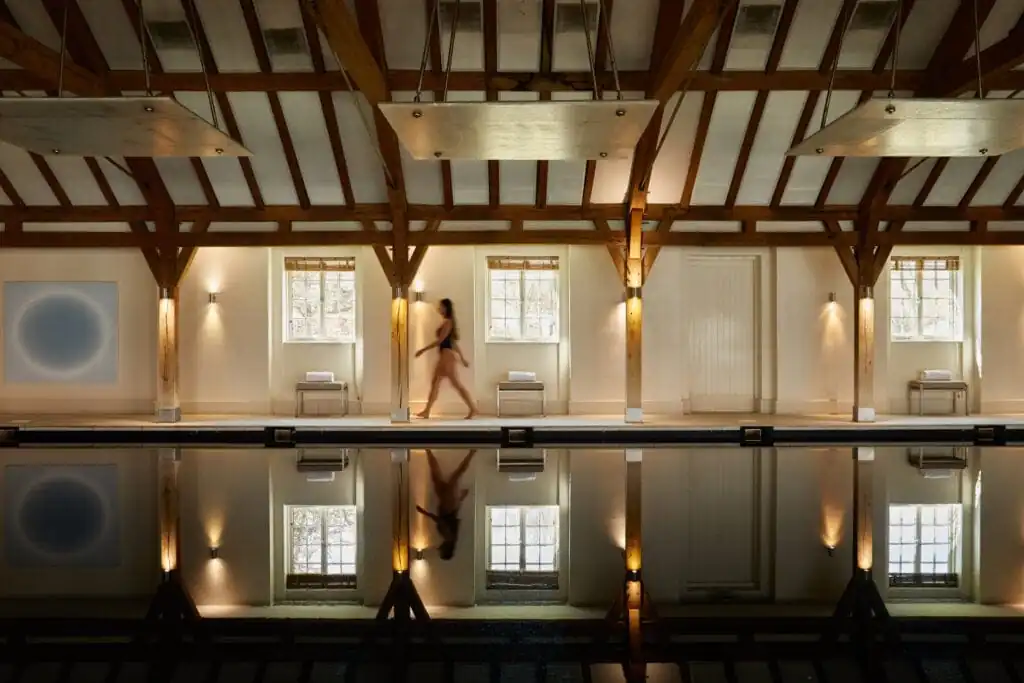 Spa_black swimming pool
